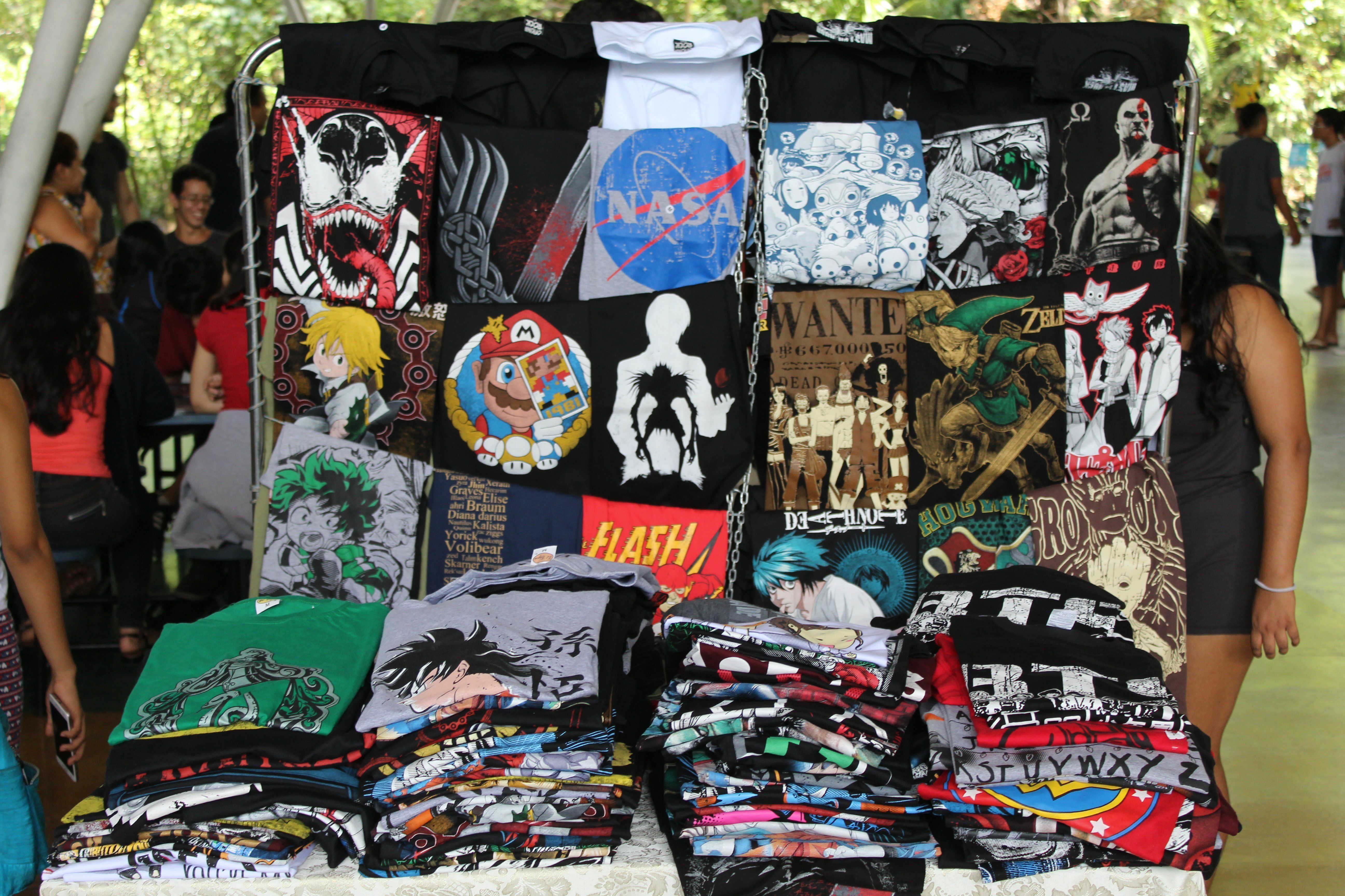 Camisetas e acessórios foram expostos em stands